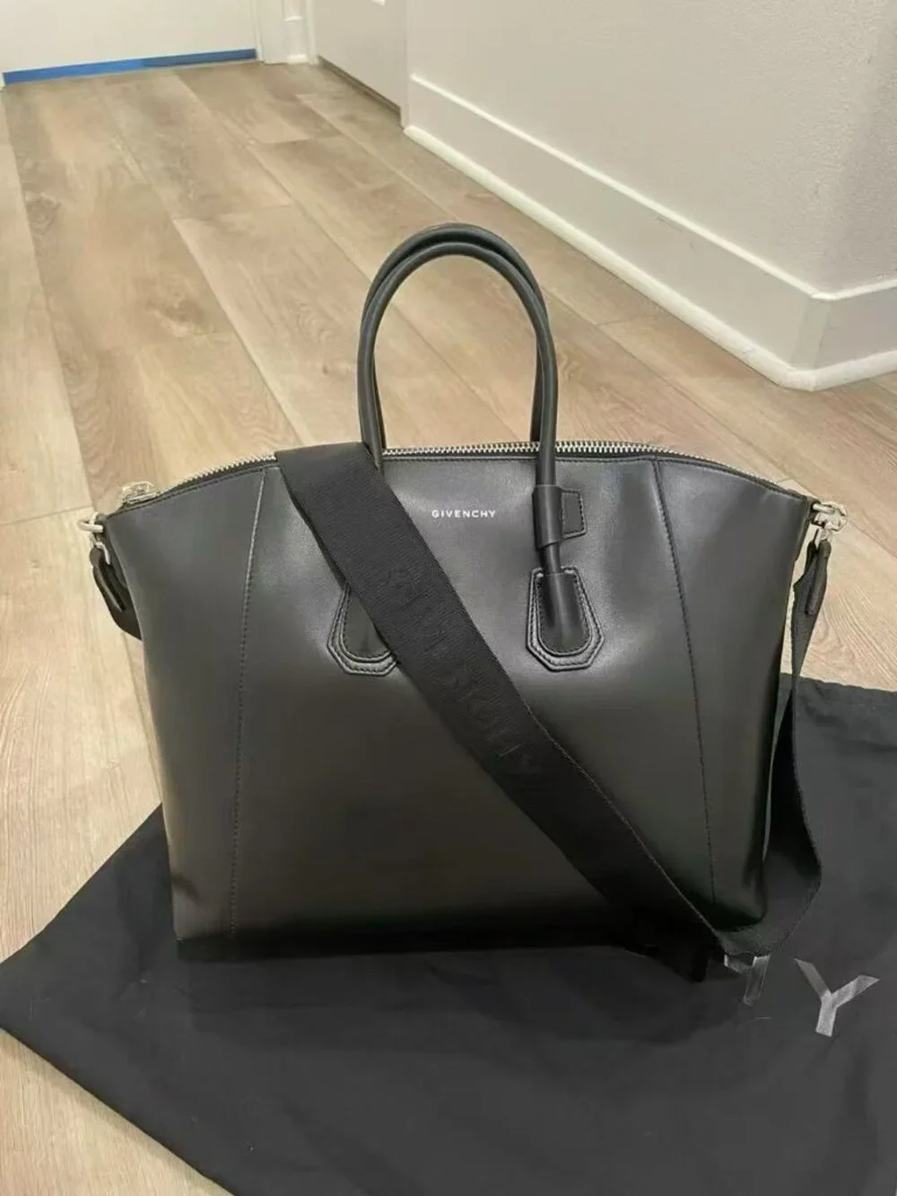 NWT Authentic Givenchy Medium Antigona Bag | Classic Calfskin